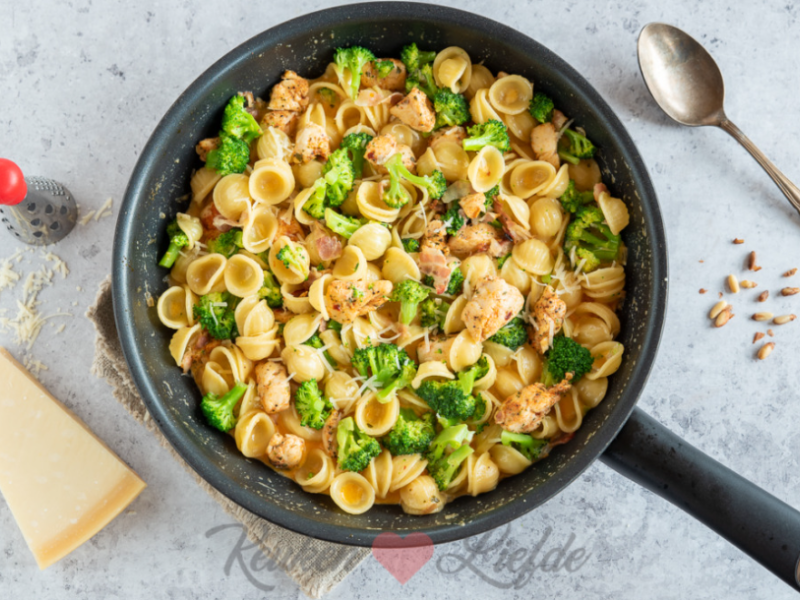 Pasta met kip, broccoli en roomsaus